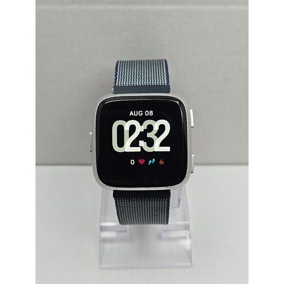Fitbit Versa FB504 Smartwatch Fitness Heart Rate Bluetooth Extr Bands No Charger - Picture 1 of 13